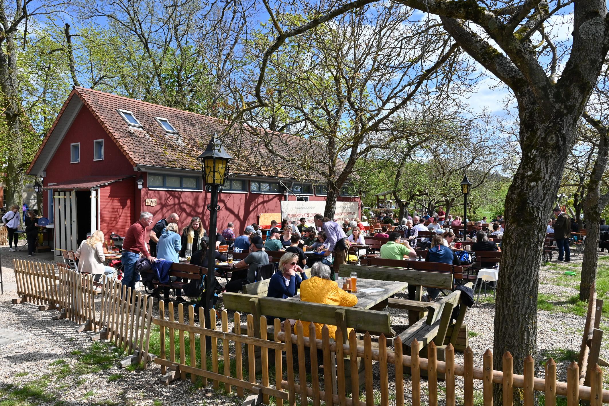 Ebenfalls auf Platz 14 ist der große, am Hang gelegene Biergarten Atzelsberger. Nördlich von Erlangen lädt dieser seine Gäste mit einem schönen Blick über die Fränkische Schweiz zur Einkehr ein. Auf der Karte findet man neben Landschweinebraten, geräucherte Forelle auch eine Allgäuer Käsespätzle-Pfanne mit Röstzwiebeln, mit Bergkäse und einen veganen Linseneintopf. Immer wieder finden auch einmalige Veranstaltungen statt. Mittwochs und freitags ist ab 15 Uhr geöffnet, den Rest der Woche bereits ab 12 Uhr. // Atzelsberger 4, 91080 Marloffstein
