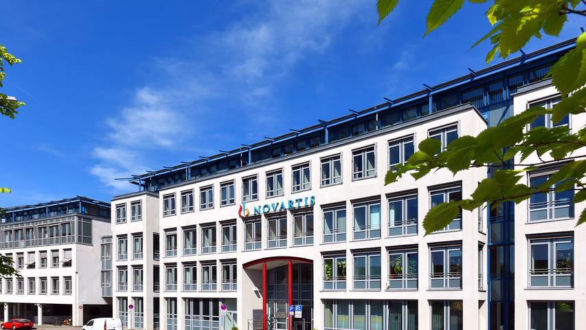 Für den in Basel beheimateten Pharmariesen arbeiten in Mittelfranken 2060 Mitarbeiterinnen und Mitarbeiter. Weltweit sind es 101.703 Menschen.