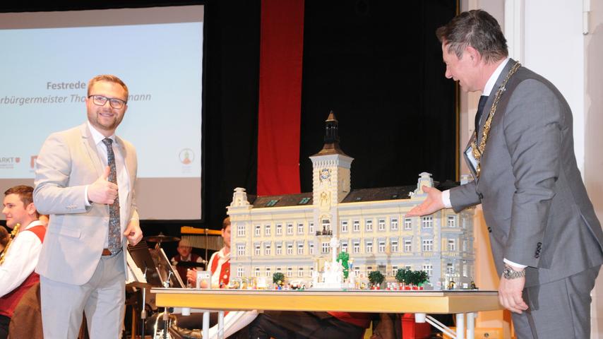 Der Neumarkter Herbert Meier hat aus 22.000 Legosteinen in mühevoller Kleinarbeit und etwa 80 Stunden Arbeitszeit das Rathaus von Mistelbach inklusive der davorstehenden Dreifaltigkeitssäule nachgebaut. OB Thomas Thumann übergab das Kunstwerk an seinen Mistelbacher Kollegen Erich Stubenvoll.