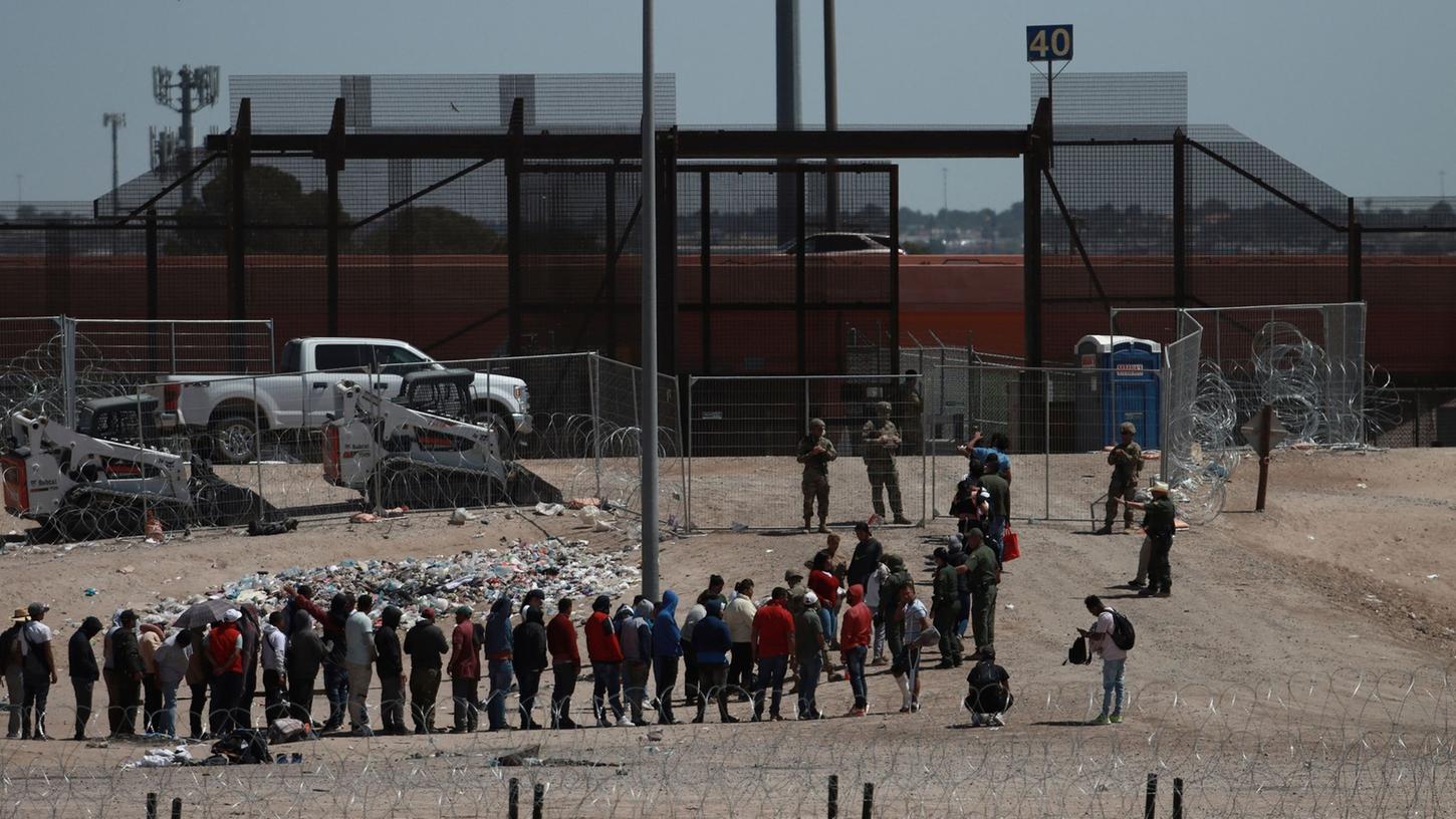 Migranten nach ihrer Ingewahrsamnahme durch die US-Behörden an der Grenze zwischen den USA und Mexiko auf.
