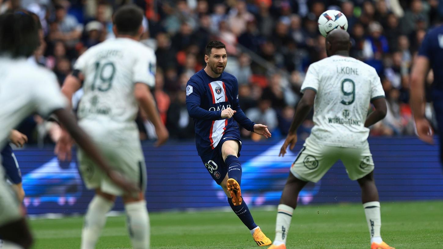 Lionel Messi (M) wurde von Paris Saint-Germain für zwei Spiele suspendiert.