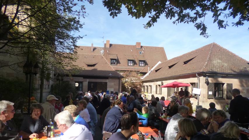Von 10 bis 18 Uhr geht der Tag der offenen Tür im Knoblauchsland rund um das Schloss Almoshof. Auf der Tagesordnung stehen Führungen, Musikdarbietungen und verschiedenste Kinderaktionen. 