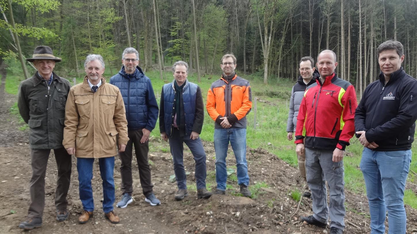 Am westlichen Waldrand nahe Kruppach haben sich Waldbesitzer und Unternehmer getroffen.