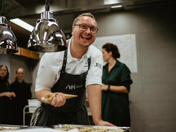 Tobias Bätz, Küchenchef des Sternerestaurants "Alexander Hermann by Tobias Bätz" sitzt in der Jury. Tobias Bätz, Küchenchef des Sternerestaurants "Alexander Hermann by Tobias Bätz" sitzt in der Jury.