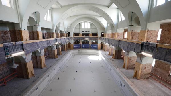 Die rund 70 Bauarbeiter feiern "Beckenfest", das Pendant zum Richtfest beim Wohnungsbau. Schließlich sind die Betonarbeiten an den drei historischen Schwimmbecken abgeschlossen.
