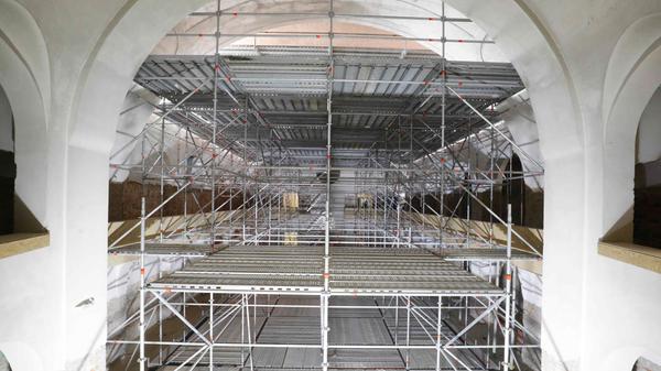Anschließend bekommt das Flachdach wieder einen Dachstuhl, wie ihn die Schwimmhalle vor dem Zweiten Weltkrieg hatte.