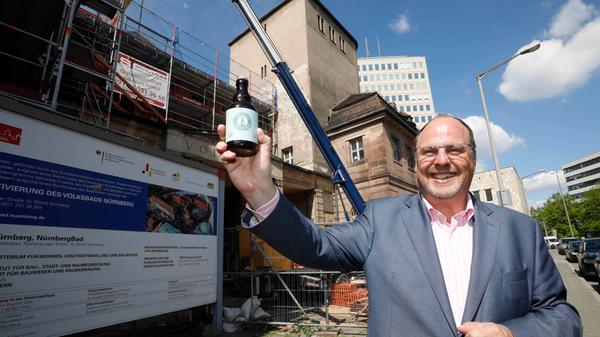 Parallel zu den Arbeiten in den Hallen planen die Architekten den Volksbad-Turm weiter. 430.000 Euro seien bereits gespendet worden. Vogel hofft, dass noch einmal 430.000 Euro durch Spenden und den Einsatz von Sponsoren zusammenkommen, um das insgesamt 1,7 Millionen Euro teure Projekt realisieren zu können.