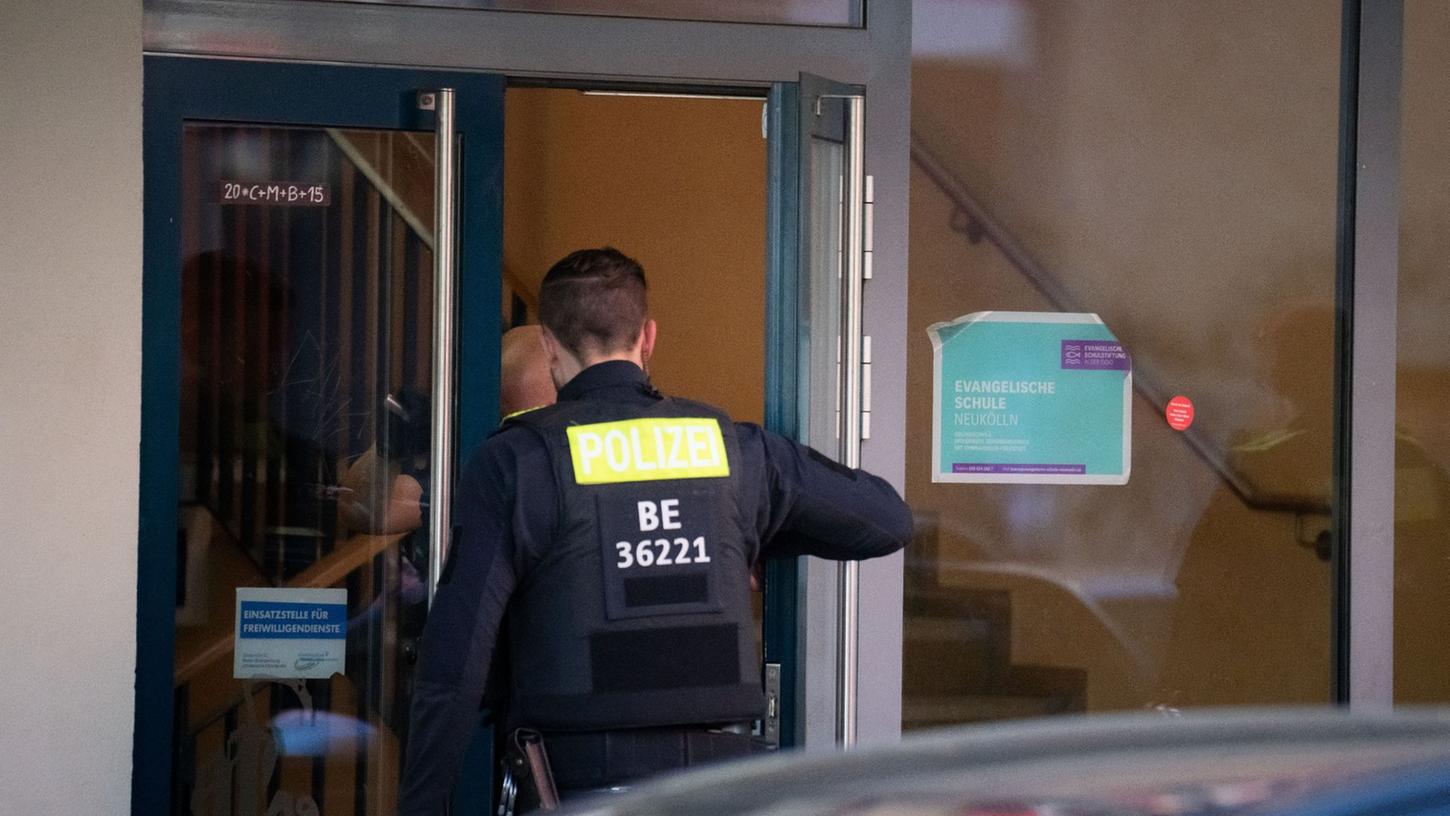 Polizisten betreten die Schule in Neukölln. Polizisten betreten die Schule in Neukölln.