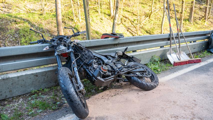 Junge Motorradfahrerin in Frontalcrash bei Bamberg schwer verletzt