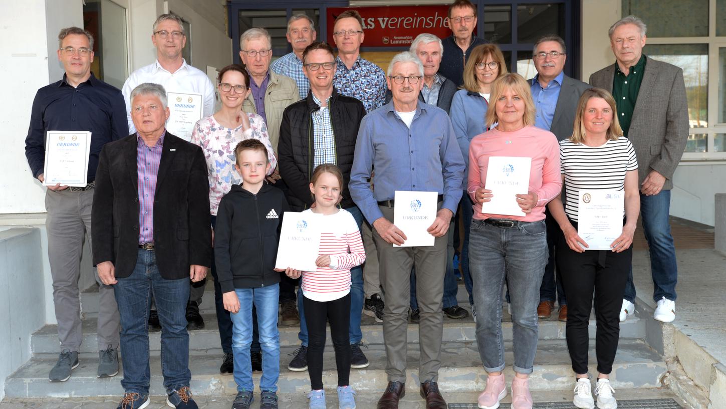Sportabzeichen-Verleihung im ASV-Sportzentrum: Auch BLSV-Kreisvorsitzender Robert Hoidn und Abzeichen-Referent Simon Gruber waren unter den Ausgezeichneten. Sportabzeichen-Verleihung im ASV-Sportzentrum: Auch BLSV-Kreisvorsitzender Robert Hoidn und Abzeichen-Referent Simon Gruber waren unter den Ausgezeichneten.