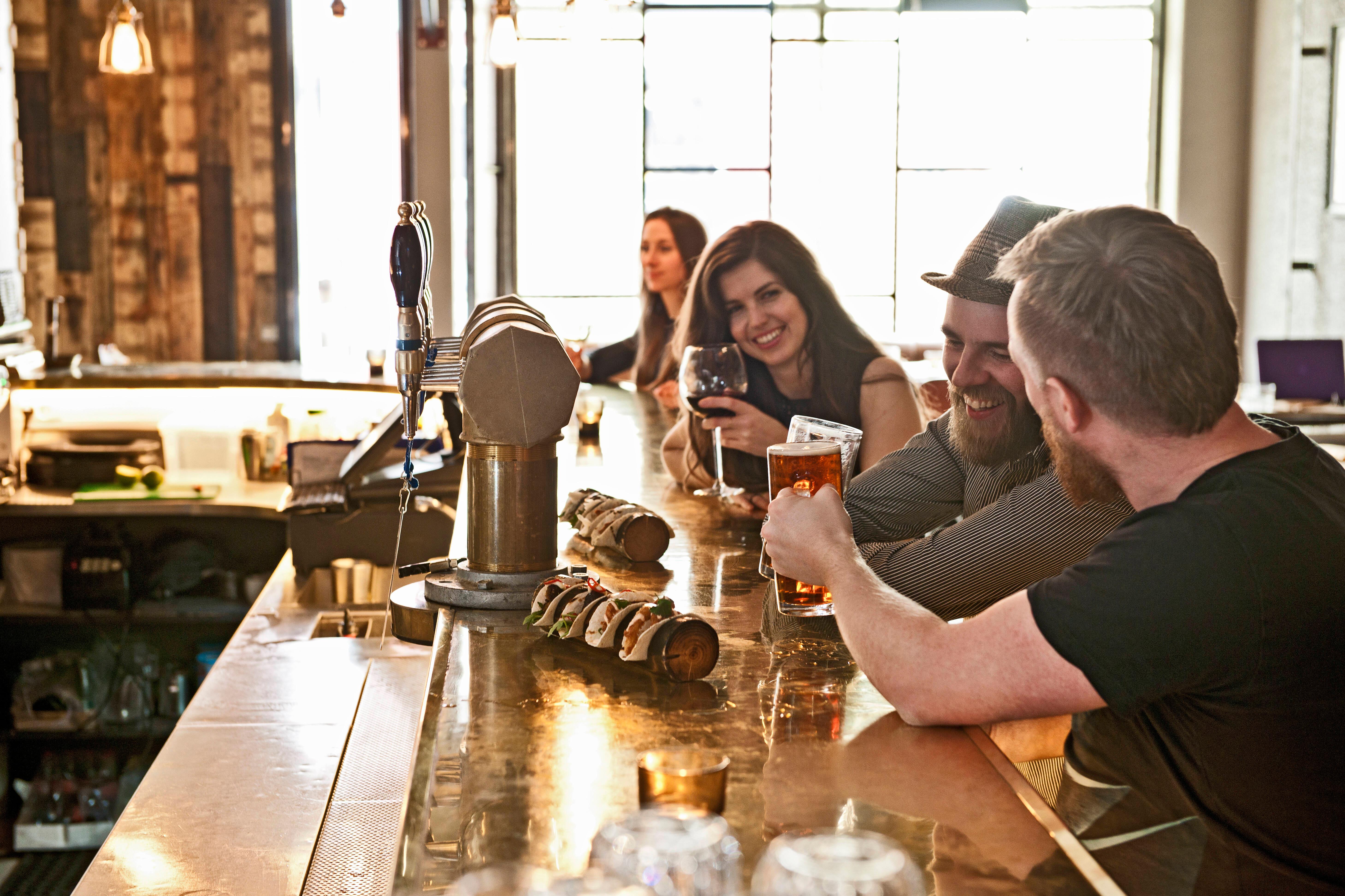 Symbolfoto junge Menschen in Kneipe