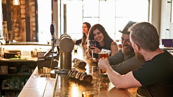 Symbolfoto junge Menschen in Kneipe