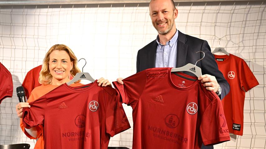 Karoline Haderer, Marketing-Leiterin der Nürnberger Versicherung, und Niels Rossow, Kaufmännischer Vorstand des FCN, präsentierten im "Club-Haus" das Sondertrikot mit dem Motto "Gemeinschaft".