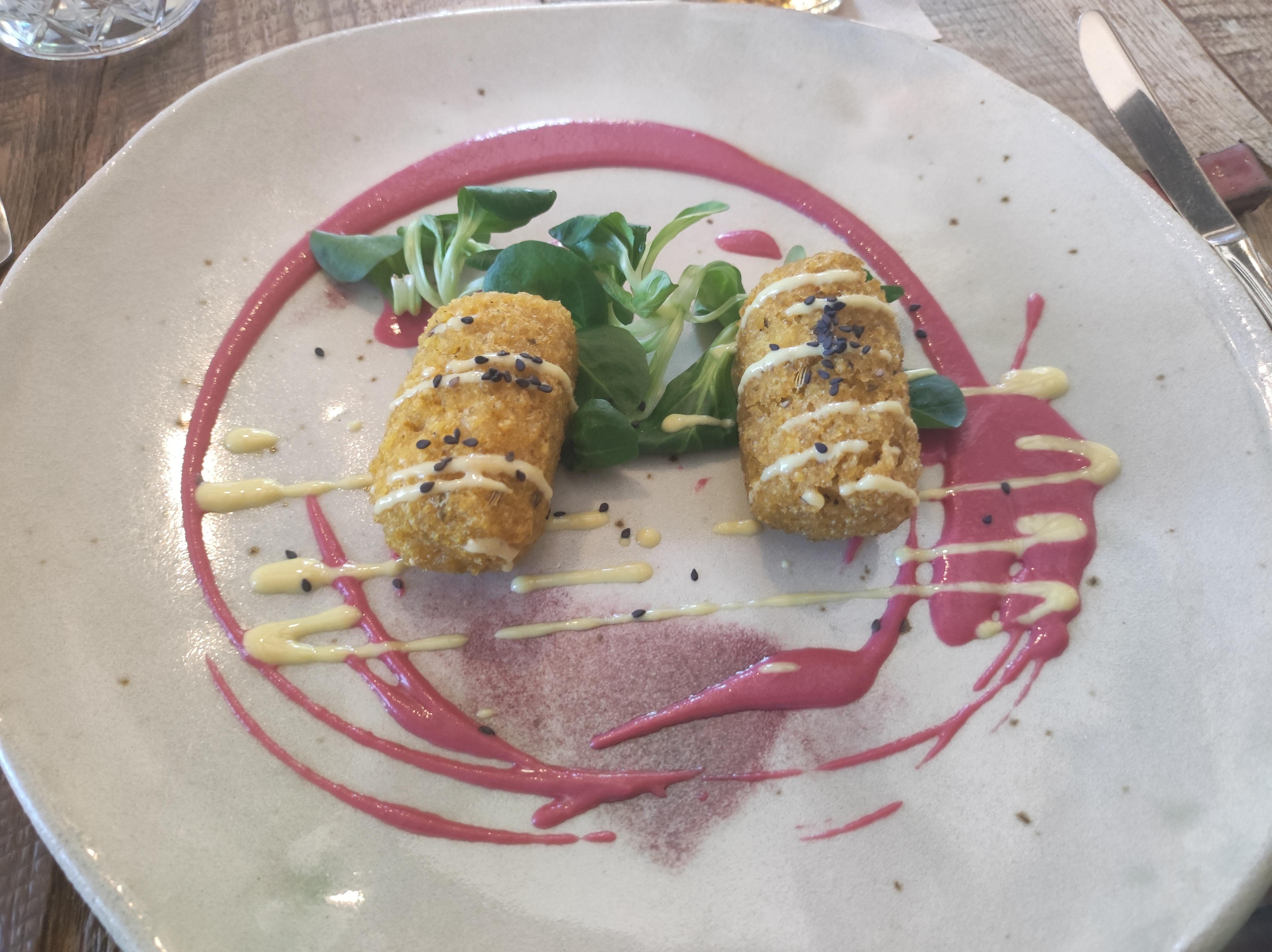 Im Masqi legt Inhaberin Sonia viel Wert auf gesundes Essen: Seit 2016 bietet sie makrobiotische Gerichte an - auf diesem Teller sind Hirsekroketten.