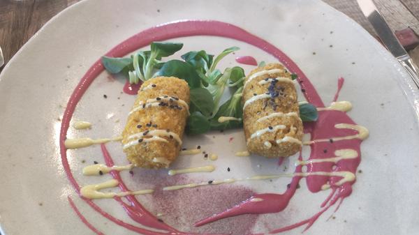 Im Masqi legt Inhaberin Sonia viel Wert auf gesundes Essen: Seit 2016 bietet sie makrobiotische Gerichte an - auf diesem Teller sind Hirsekroketten.