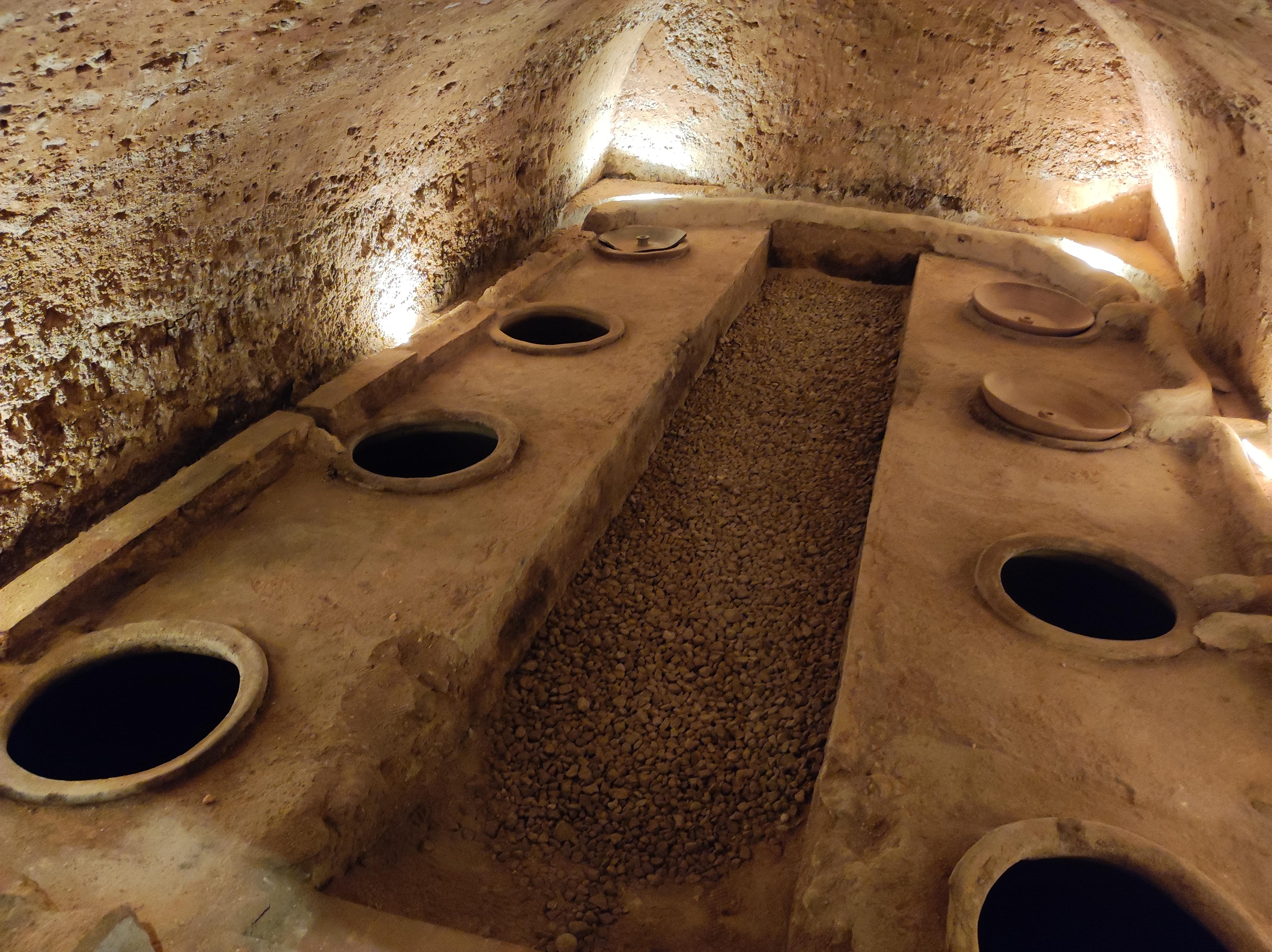 Die alten Amphoren werden aber nicht mehr verwendet. Sie zeigen, wie lange es das Weingut schon gibt, das früher ein Jesuitenkloster war.