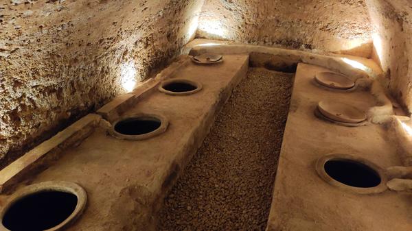 Die alten Amphoren werden aber nicht mehr verwendet. Sie zeigen, wie lange es das Weingut schon gibt, das früher ein Jesuitenkloster war.