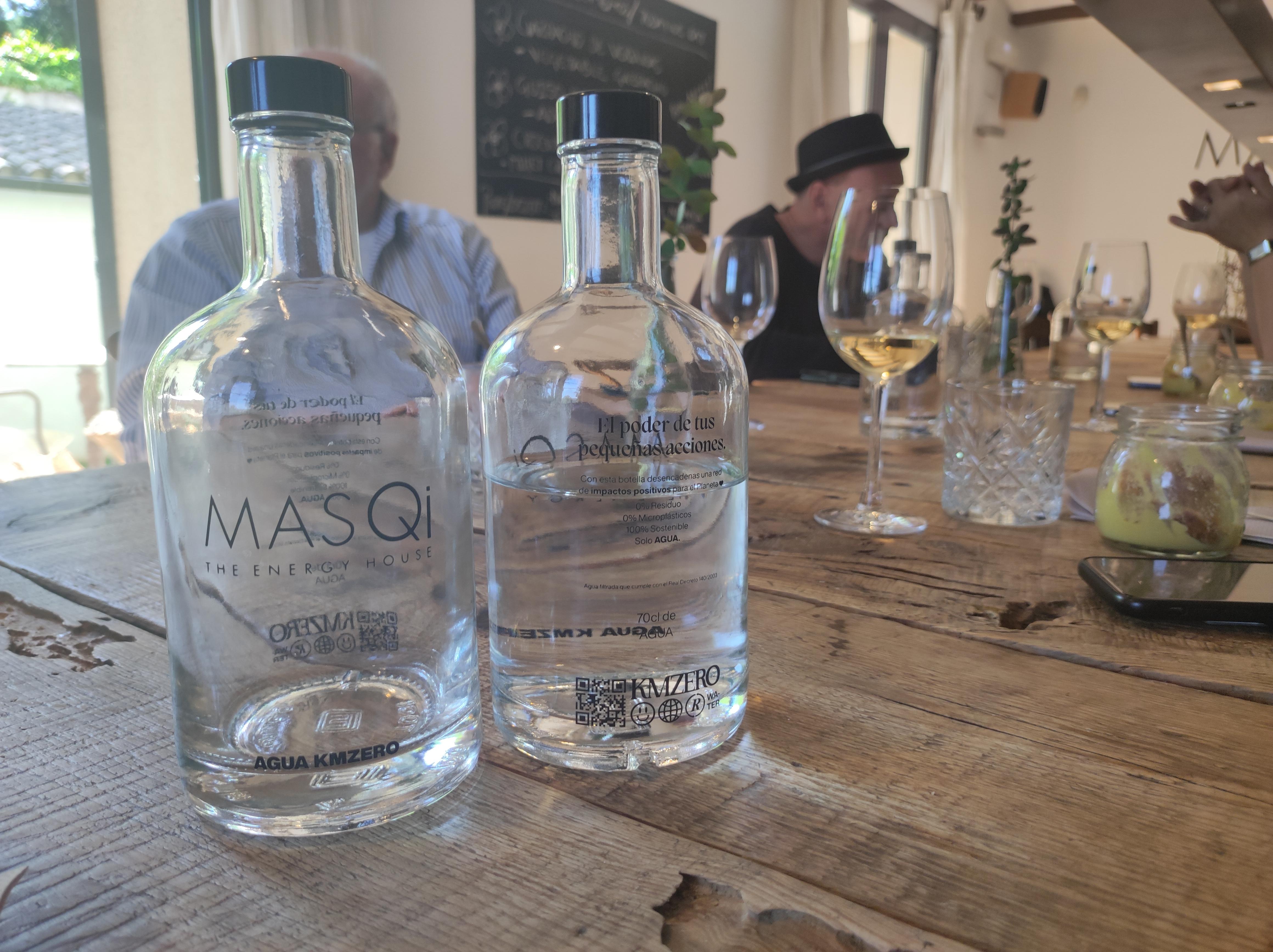 Auch das Thema Null-Kilometer-Produkte wird hier gelebt. Das Wasser stammt aus einer Quelle in der Umgebung. Auch die Zutaten für das Essen wachsen nahe des Hotels.