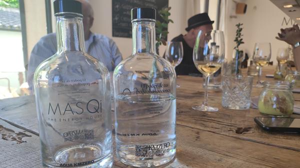 Auch das Thema Null-Kilometer-Produkte wird hier gelebt. Das Wasser stammt aus einer Quelle in der Umgebung. Auch die Zutaten für das Essen wachsen nahe des Hotels.