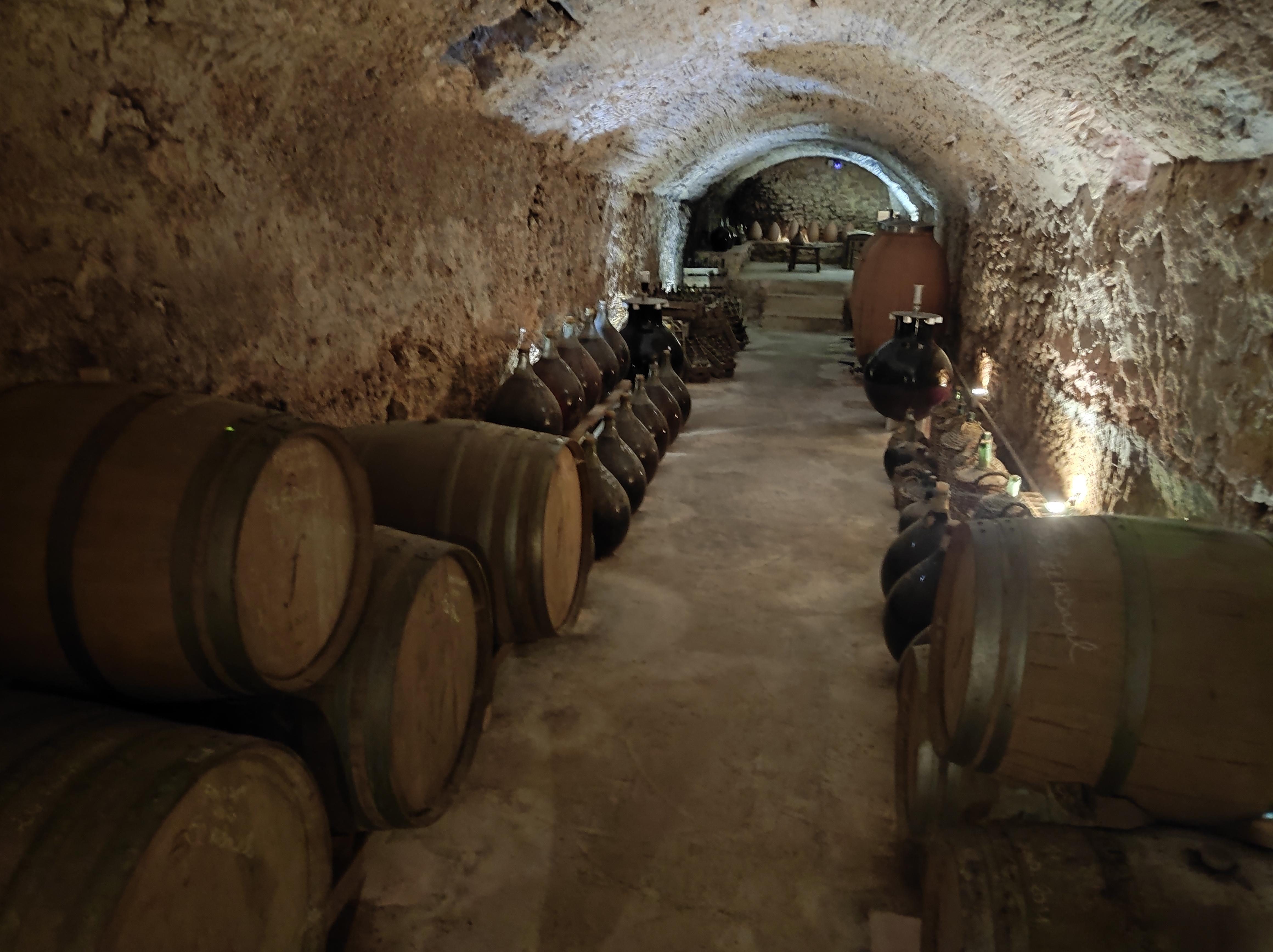 In seinem Weinkeller zeigt Velasques seine Schätze: Weine, die schon ein paar Jahrzehnte alt sind.