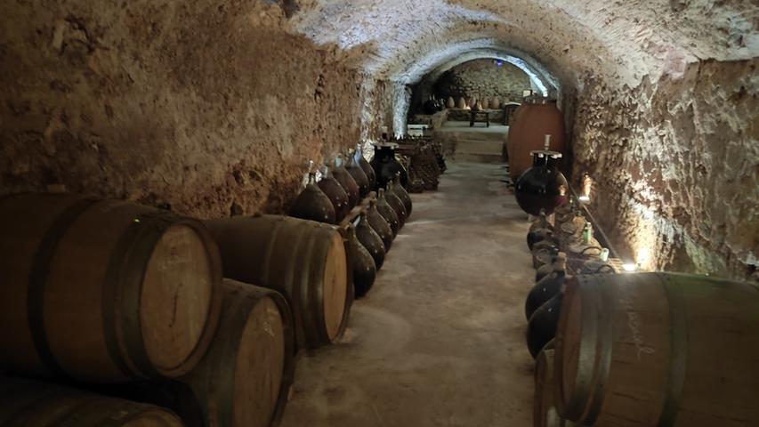 In seinem Weinkeller zeigt Velasques seine Schätze: Weine, die schon ein paar Jahrzehnte alt sind.