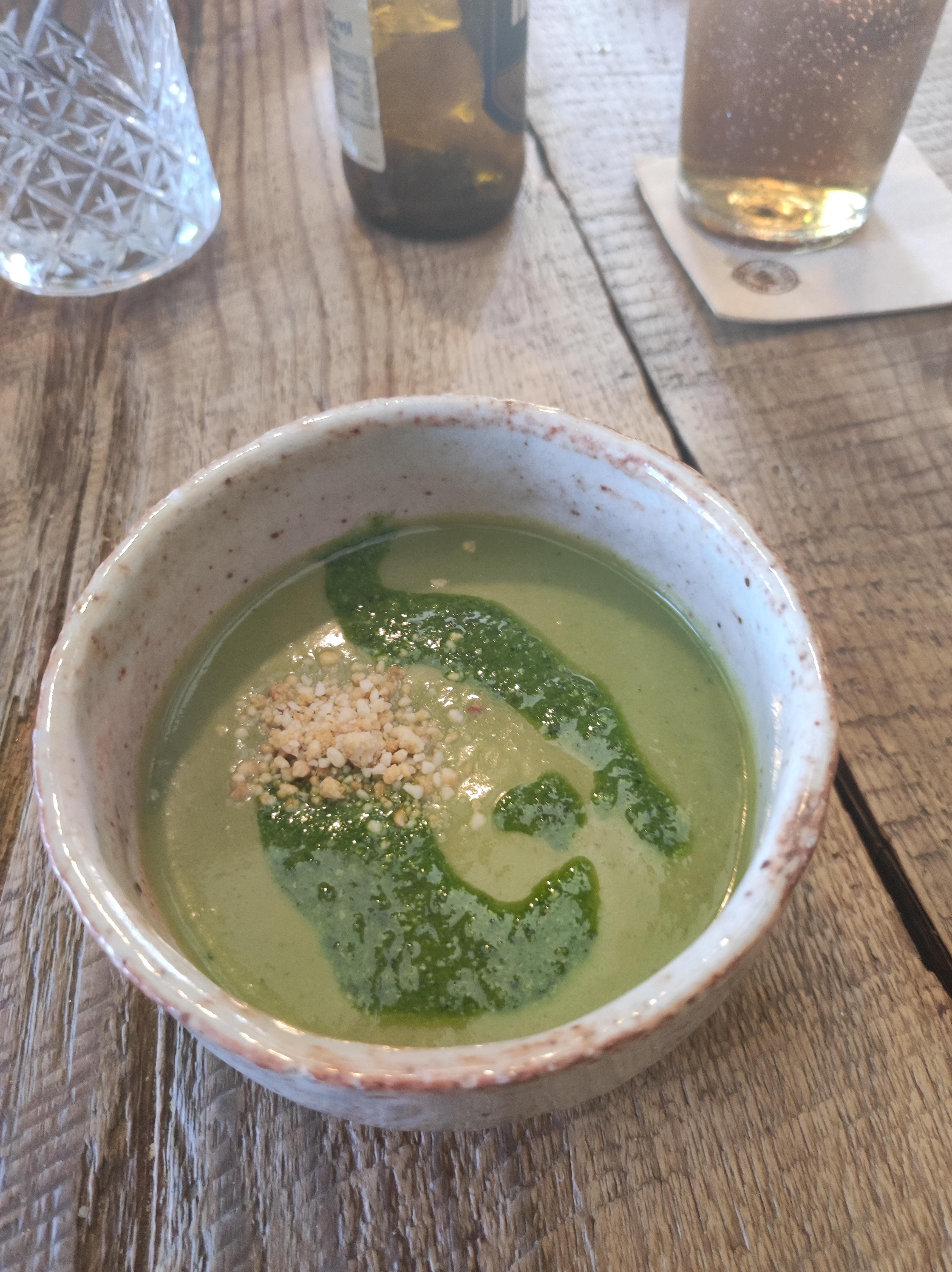 Wie zum Beispiel die grünen Paprika, die hier zur Gazpacho verarbeitet wurden. Deshalb ist die bekannte spanische kalte Suppe nicht rot, sondern grün.