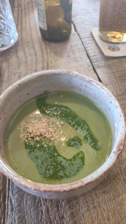 Wie zum Beispiel die grünen Paprika, die hier zur Gazpacho verarbeitet wurden. Deshalb ist die bekannte spanische kalte Suppe nicht rot, sondern grün.
