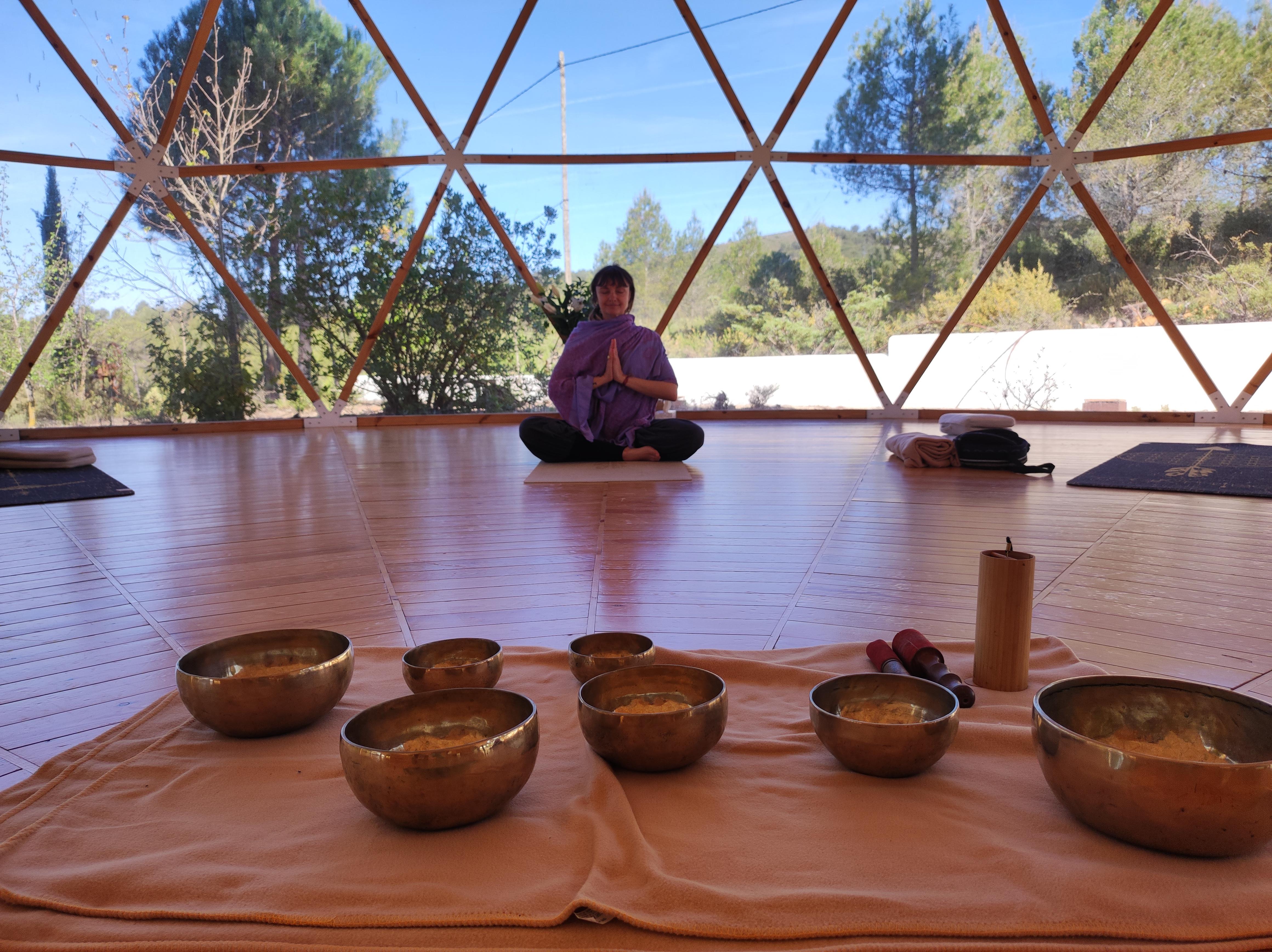 Im Yogazelt zeigt beispielsweise Lehrerin Valeria Übungen aus dem Hatha- oder Vinyasa-Yoga. Achtung: Es könnte ein bisschen anstrengend werden. Aber die Entspannung kommt nicht zu kurz.