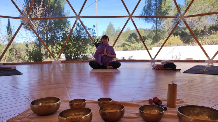 Im Yogazelt zeigt beispielsweise Lehrerin Valeria Übungen aus dem Hatha- oder Vinyasa-Yoga. Achtung: Es könnte ein bisschen anstrengend werden. Aber die Entspannung kommt nicht zu kurz.