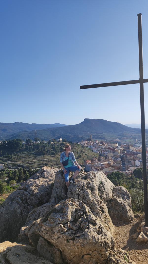 Bei der Wanderung im Naturschutzgebiet erreichen wir auch ein Gipfelkreuz, von dem man einen wunderbaren Blick auf die Stadt Banyeres hat. Die Stadt befindet sich ungefähr 60 Kilometer entfernt von der Küste im Landesinneren - fernab vom Massentourismus.