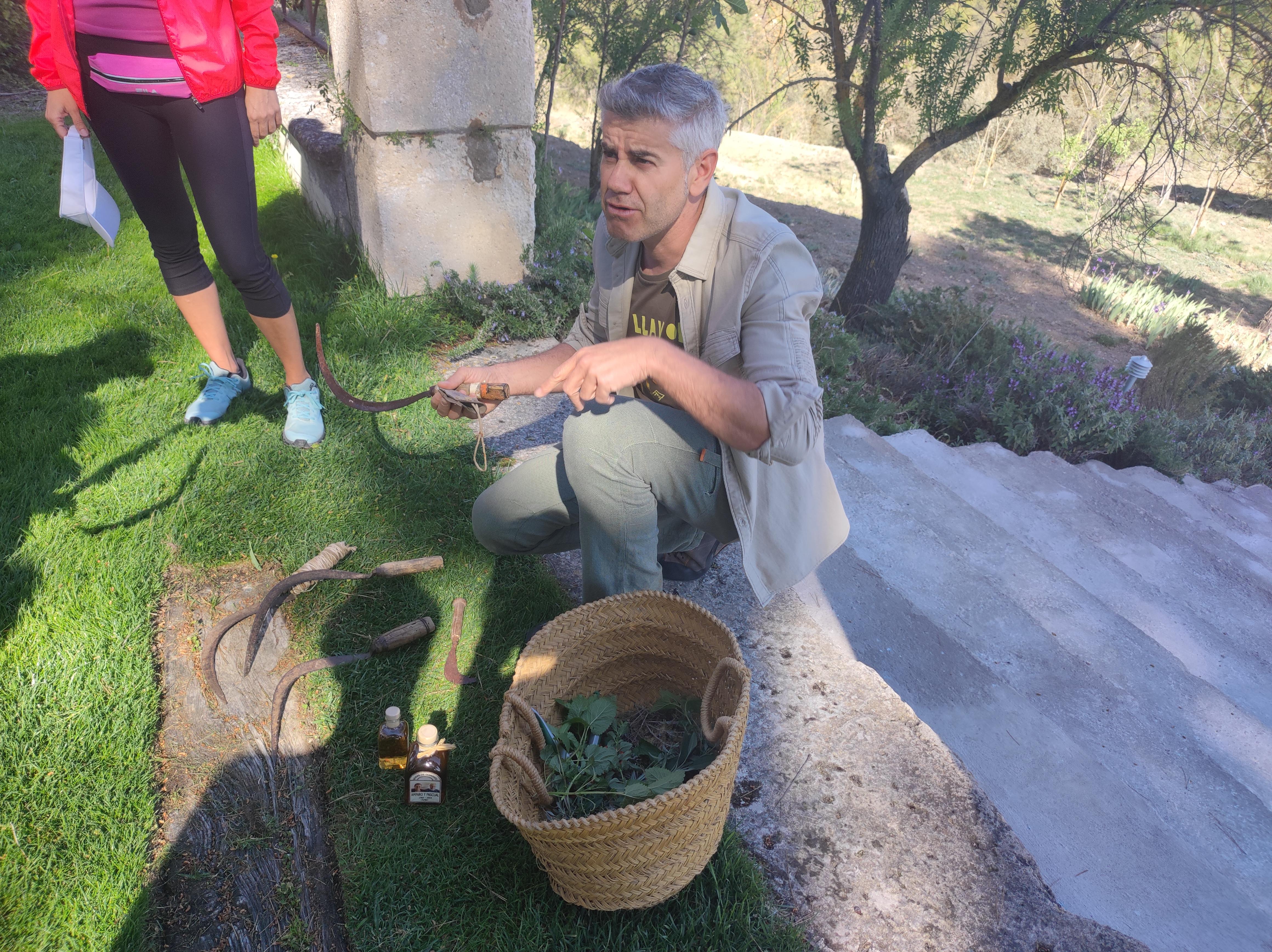 Genauso wie die vielen verschiedene Kräuter, die Naturkundler Miguel bei einer Wanderung durch das Naturschutzgebiet zeigt.