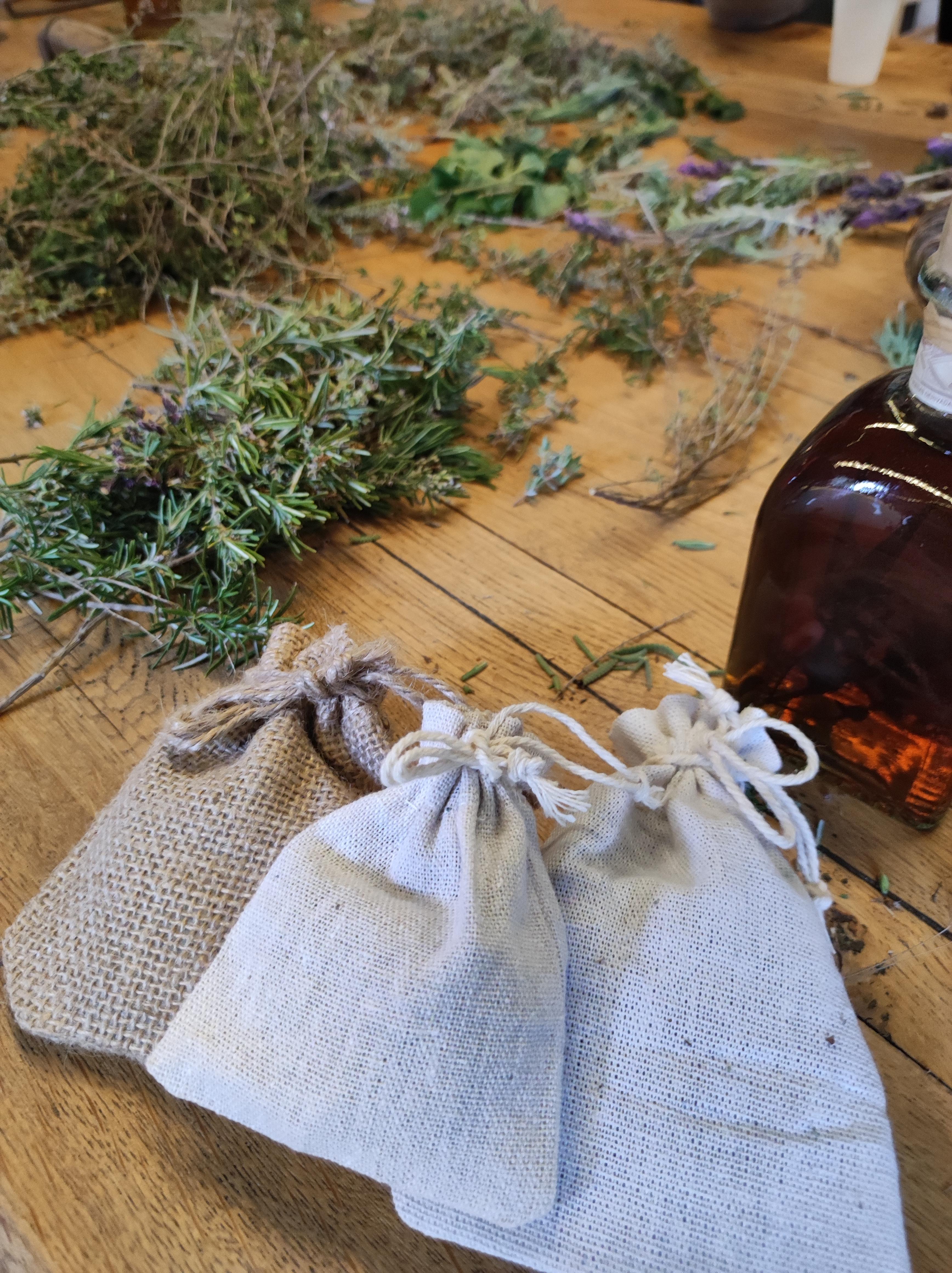 Innerhalb kurzer Zeit entstehen duftende Kräutersäckchen aus Pflanzen, die in der Sierra Mariola wachsen.