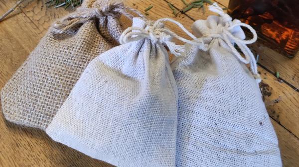 Innerhalb kurzer Zeit entstehen duftende Kräutersäckchen aus Pflanzen, die in der Sierra Mariola wachsen.