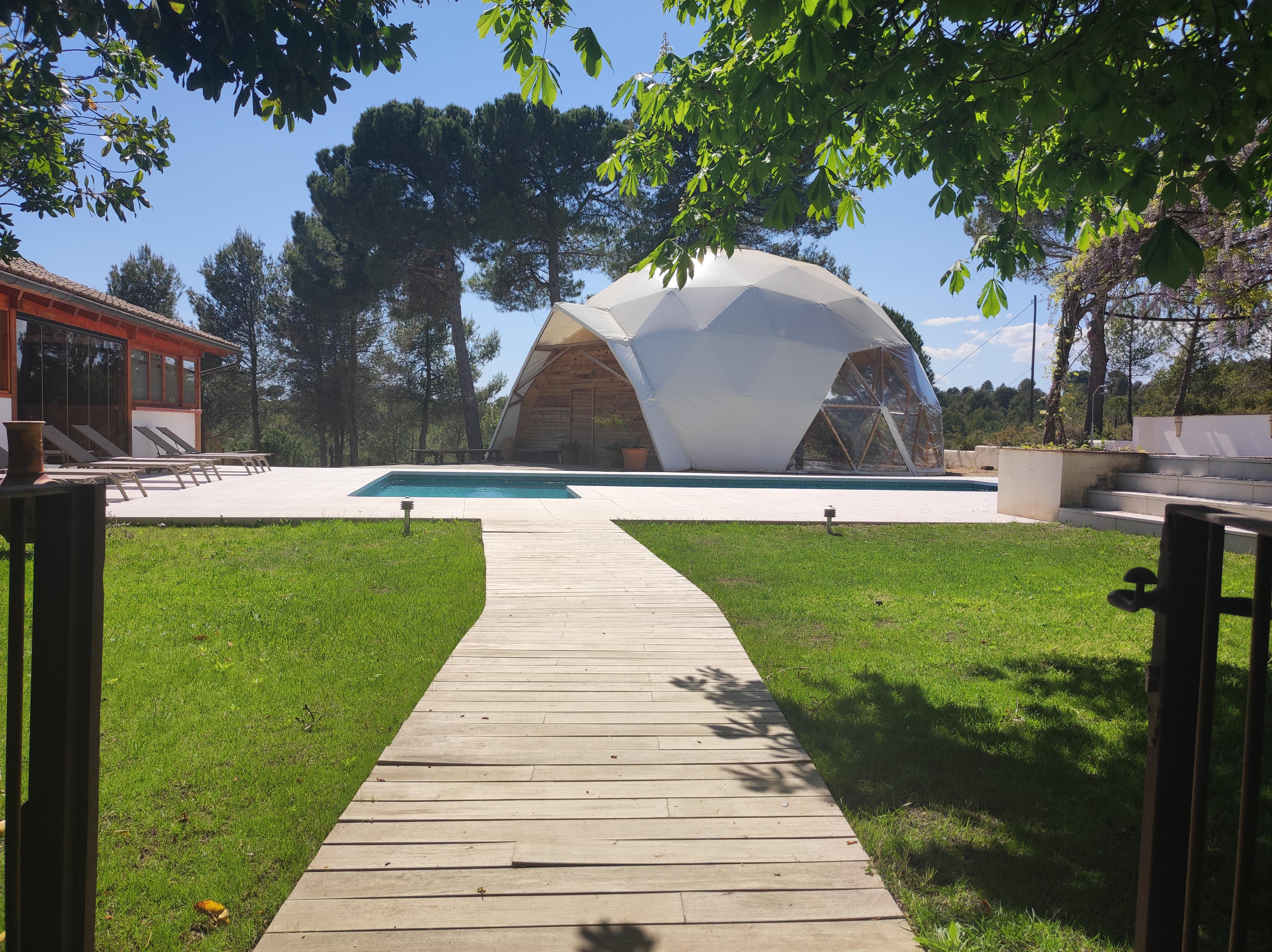 Wer sich ein bisschen sportlich betätigen mag, kann eine Runde im Pool schwimmen oder im Yogazelt Asanas praktizieren.