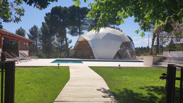 Wer sich ein bisschen sportlich betätigen mag, kann eine Runde im Pool schwimmen oder im Yogazelt Asanas praktizieren.