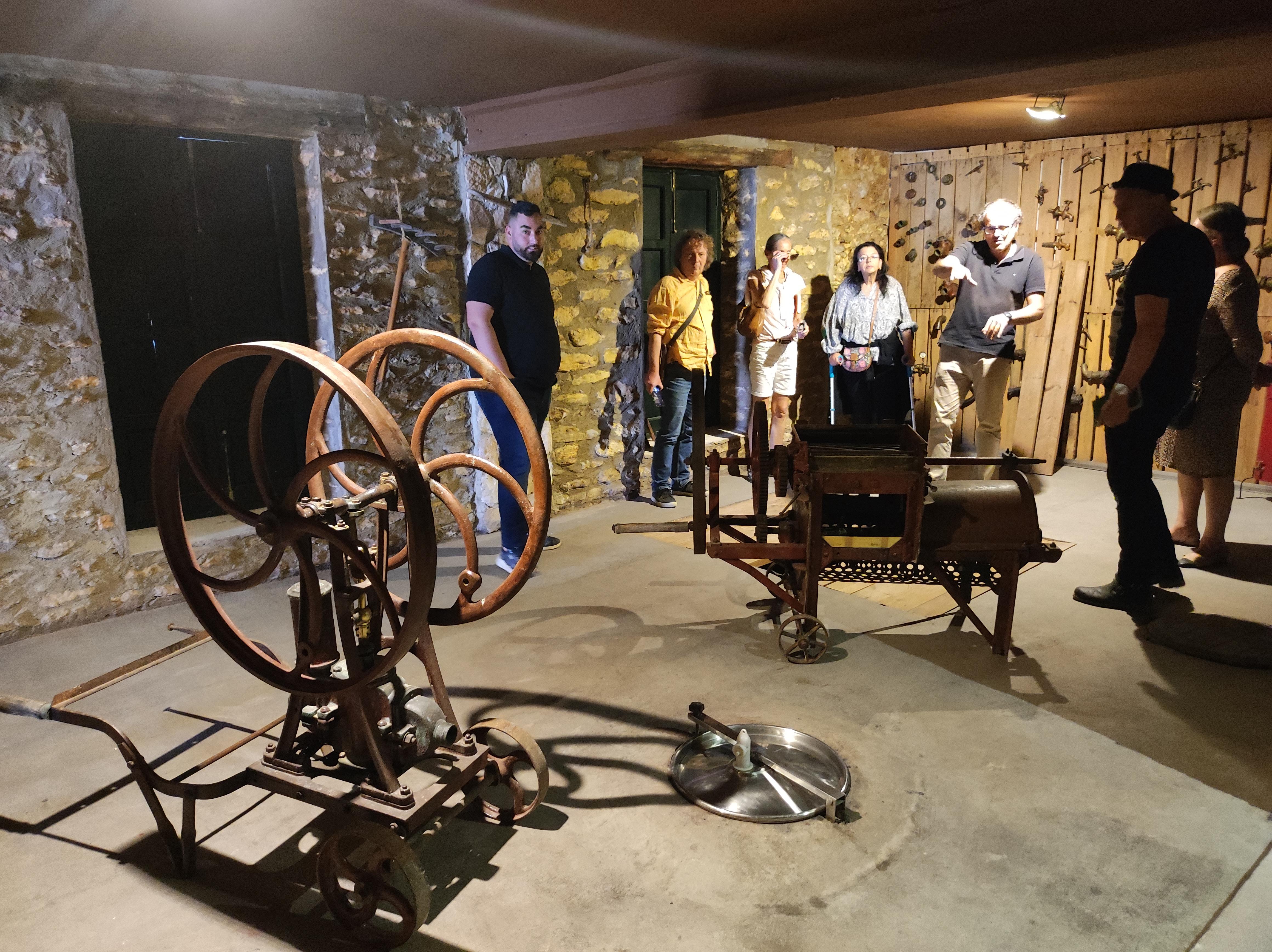 Die Trauben werden hier sogar manchmal noch auf die traditionelle Weise - mit den Füßen - gepresst.