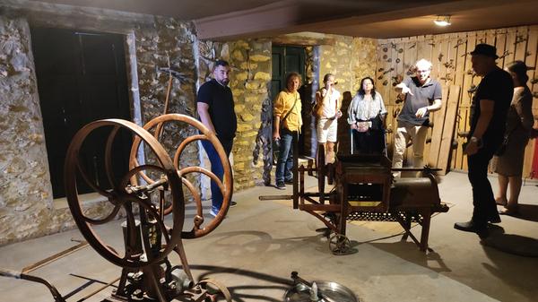 Die Trauben werden hier sogar manchmal noch auf die traditionelle Weise - mit den Füßen - gepresst.