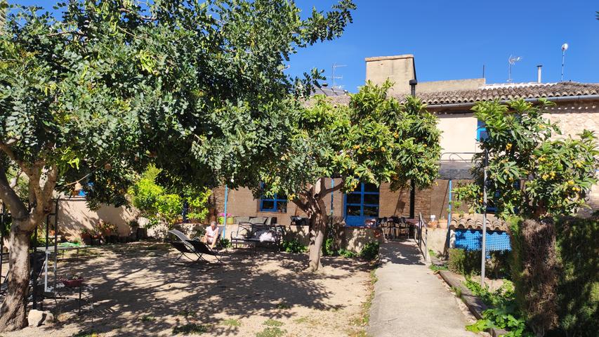 Neben Masqi, das sich im Süden der autonomen Region Valencia, also in der Provinz Alicante befindet, gibt es weitere Unterkünfte, die sich der Nachhaltigkeit verschrieben haben: Zum Beispiel die Granja San Miguel, ein ehemaliger Bauernhof, in Salem in der Provinz Valencia.