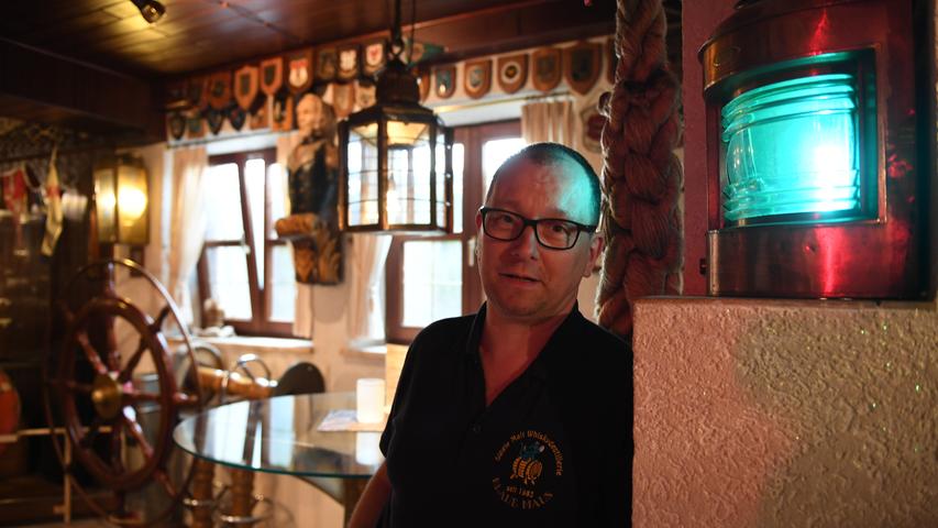 Ein paar Jahre später - die Fleischmanns haben zu diesem Zeitpunkt schon ihr maritimes Bar-Restaurant Blaue Maus eröffnet - fragt ein in Bamberg stationierter US-Soldat bei seinem Stammtisch-Besuch nach, ob er den Whisky probieren kann. Robert Fleischmann schöpft aus dem Einweck-Glas. Der Soldat ist begeistert, der die Brennerei motiviert für die nächsten Schritte. 