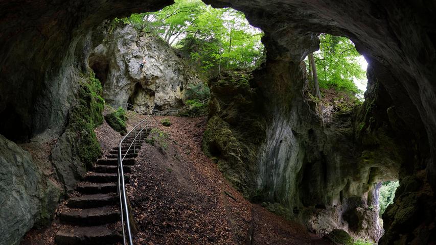 Von Muggendorf in der Fränkischen Schweiz führt der romantische Wanderweg zu den Höhlenruinen über dem Wiesentknie. Auf überwiegend schmalen Waldpfaden lässt sich die Natur auf insgesamt 12 Kilometern erkunden. Wer will kann auch eine kürzere Route wählen.