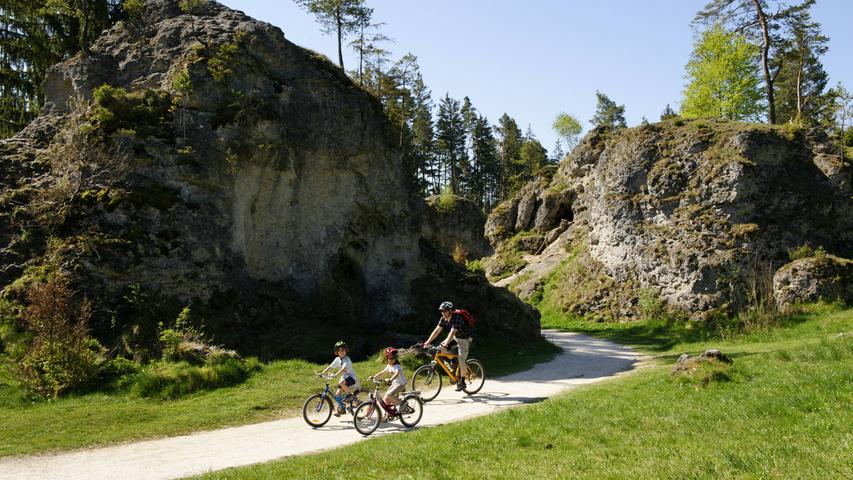 In märchenhaften Trockentälern geht die Wanderung knapp 17 Kilometer von Steinheim am Albuch über Hirschtal bis zum Felsenmeer. Da die Strecke überwiegend flach ist, lohnt es sich auch die Tour durch Baden-Württemberg mit dem Rad zu fahren.