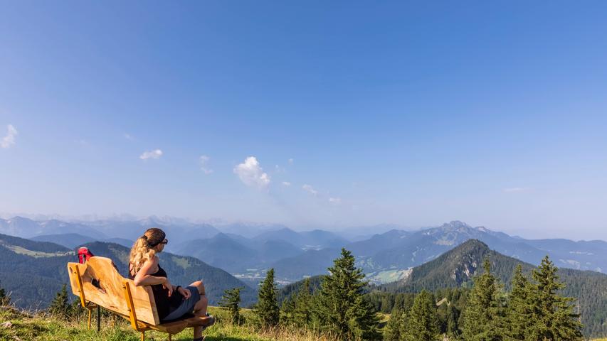 Von Bad Wiessee in Bayern startet die Tour auf den Felsenberg auf 1.564 Metern. Der Fockenstein zählt zu den beliebtesten bayerischen Wandergipfeln und zählt, bis auf die letzten Meter zum Gipfelkreuz, auch als eine der leichteren Wanderungen trotz der 14 Kilometer.