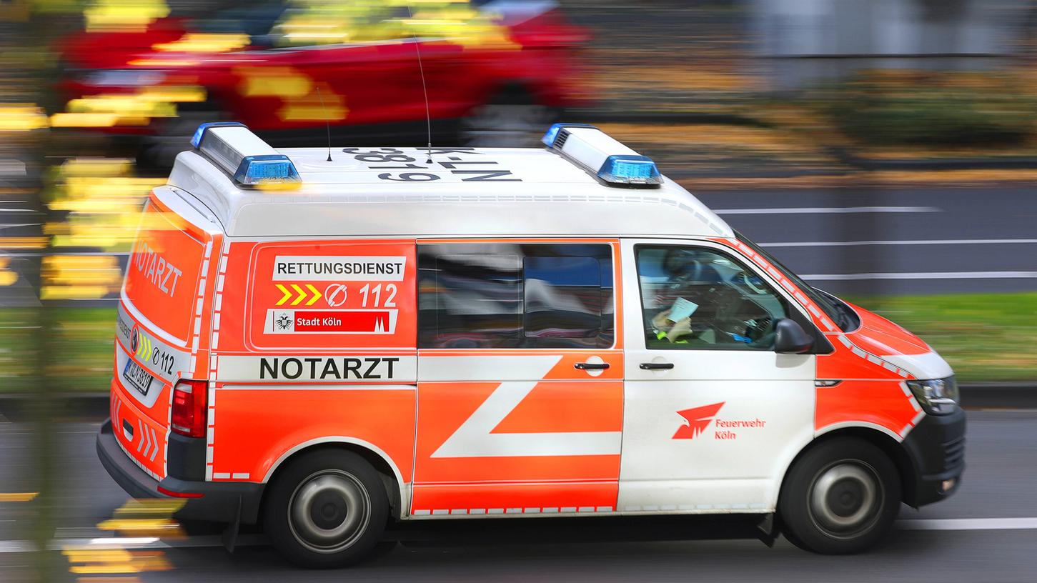 Das Messer traf den Mann hinten in den Oberkörper, ein weiterer Treffer war im linken Oberarm, zudem ein weiterer Kratzer am Arm und eine Stichwunde, die von der Kleidung aufgehalten wurde. (Symbolbild)