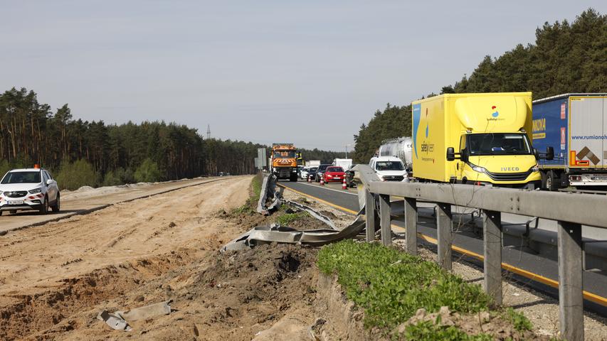 Die A6 Richtung Nürnberg war kurzfristig voll gesperrt. Der entsandene Sachschaden wird auf 500.000 Euro geschätzt. 