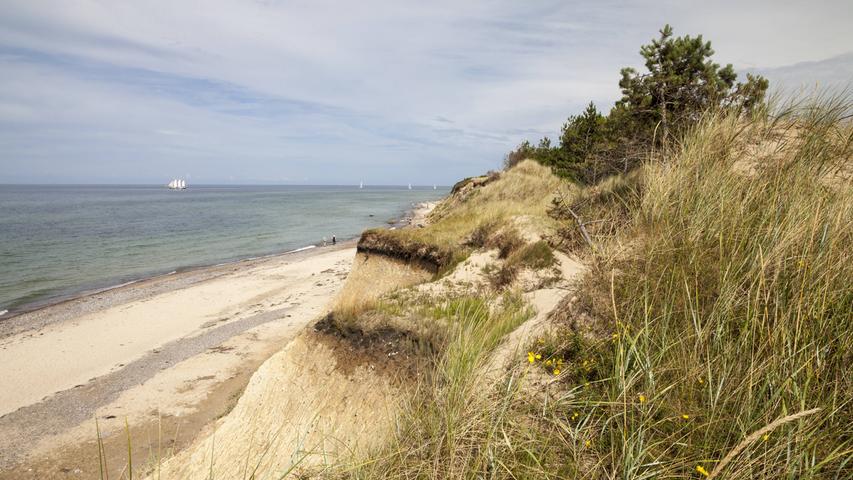 Ganz oben an der Ostsee angekommen führt eine 12 Kilometer Tour zum nordwestlichsten Inselzipfel von Rügen. Von dem Ort Dranske geht der Küstenweg in ein kleines Naturschutzgebiet über und läuft entlang des steinigen Strands am Fuß des Kliffs. Muscheln sammeln und Meeresbrise während der gesamten Route sind inklusive.