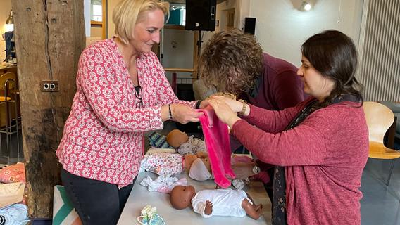 Unterstützung für Eltern: Fachleute geben in Kursen Tipps für Kleinkinder- und Babypflege