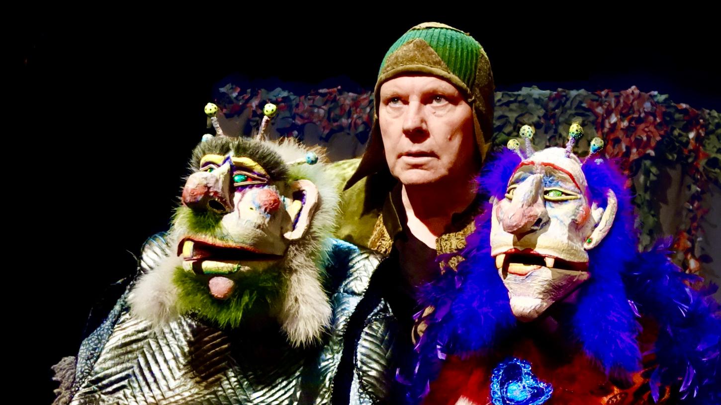 Neville Tranter ist eine weltweite Größe des Figurentheaters. Sein Stück "Ubu" dreht sich um Tyrannen - und ihr Scheitern. Neville Tranter ist eine weltweite Größe des Figurentheaters. Sein Stück "Ubu" dreht sich um Tyrannen - und ihr Scheitern.