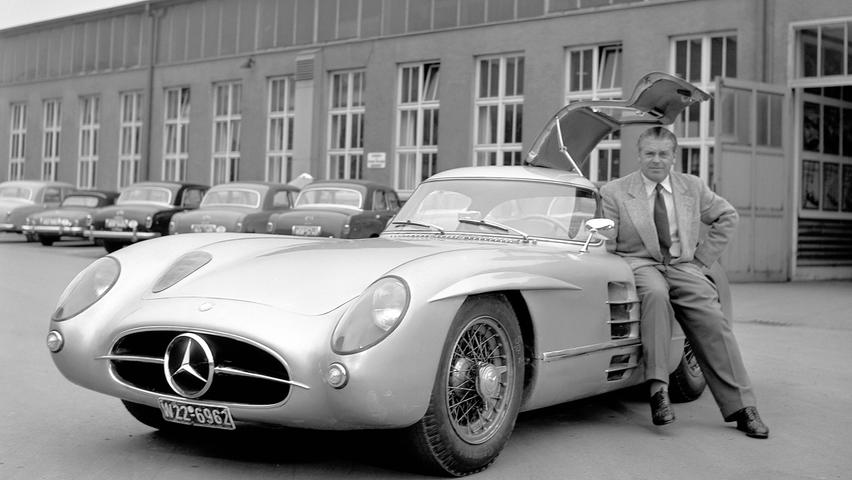 Der Mercedes-Benz 300 SLR Uhlenhaut mit seinem Namensgeber, Chefingenieur Rudolph Uhlenhaut. Heute ist es das teuerste Auto der Welt.