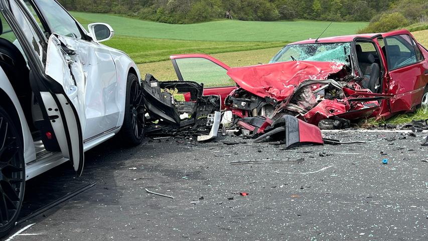 Autos krachen in Unterfranken zusammen: Ehepaar stirbt an der Unfallstelle