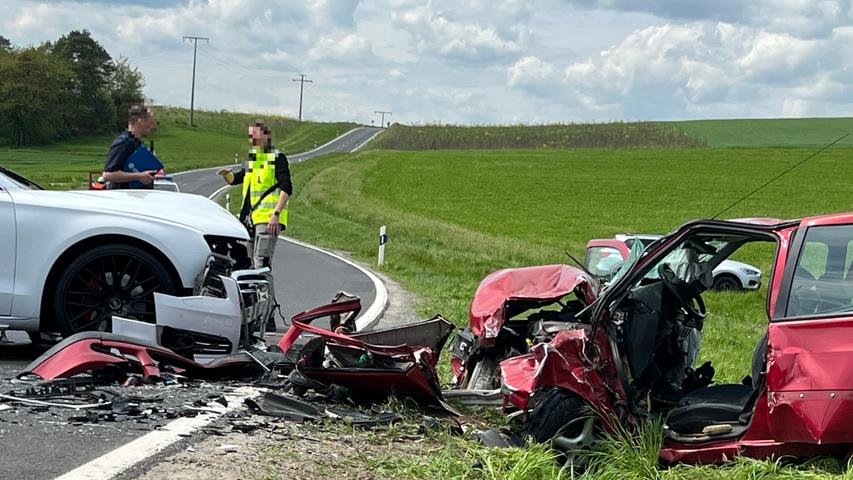 Autos krachen in Unterfranken zusammen: Ehepaar stirbt an der Unfallstelle